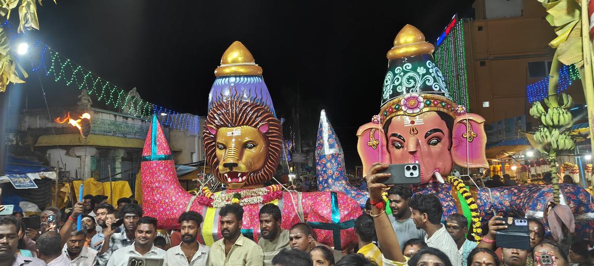 शनिवार की शाम जुलूस के दौरान सूरन की प्रतिमाएं।